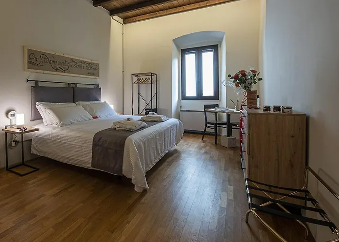 Locanda Leonardo カロルツィオコルテ